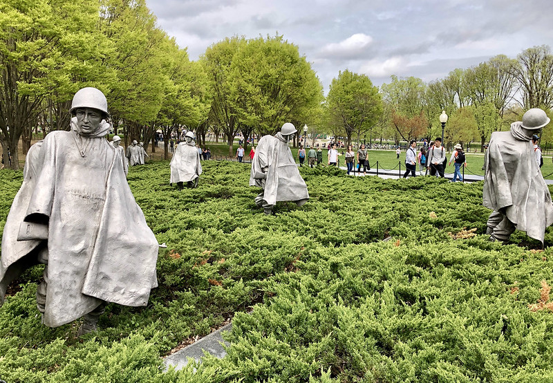 Memorial a los Veteranos de la Guerra de Corea ubicado en el National Mall, Washington DC. Este memorial también es opacado por el Memorial nacional a la Segunda Guerra Mundial y el Memorial a los Veteranos de Vietnam. 