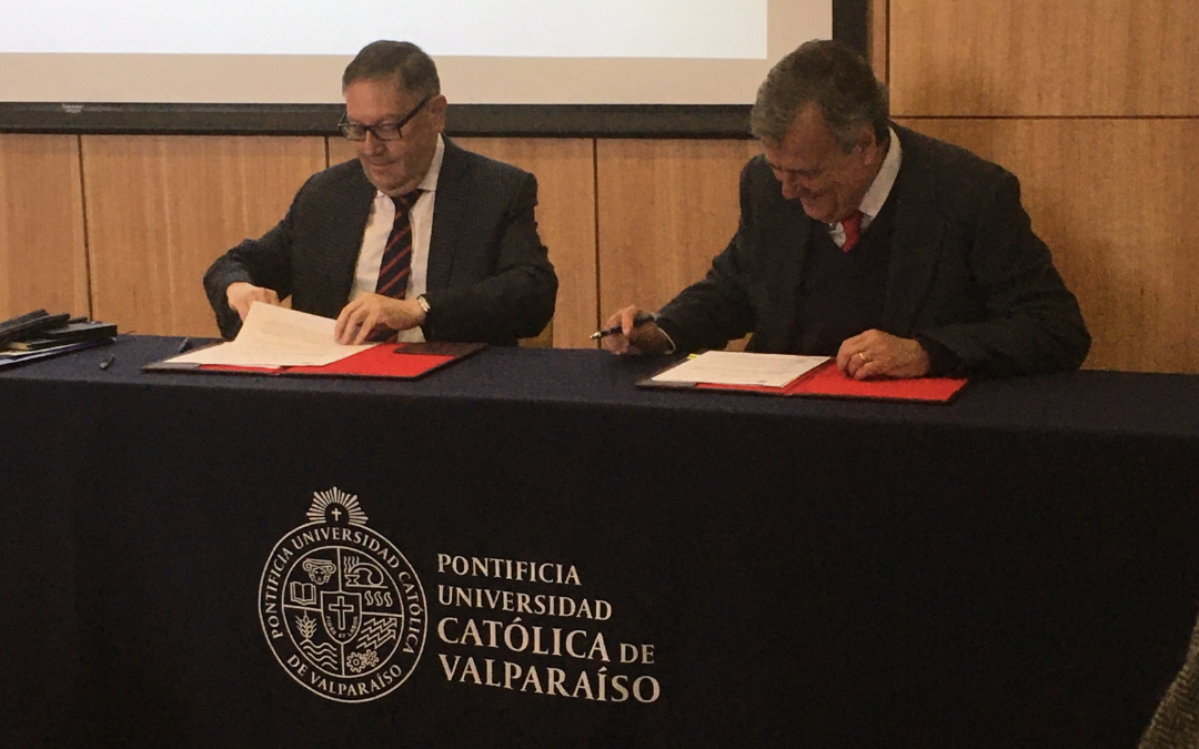 Firma de convenio de colaboración entre la Fundación Patricio Aylwin y la PUCV